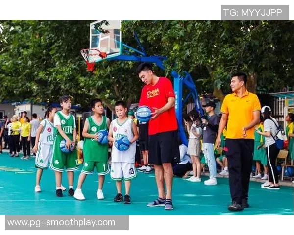 姚明在街道上与市民互动传递篮球精神和健康生活理念